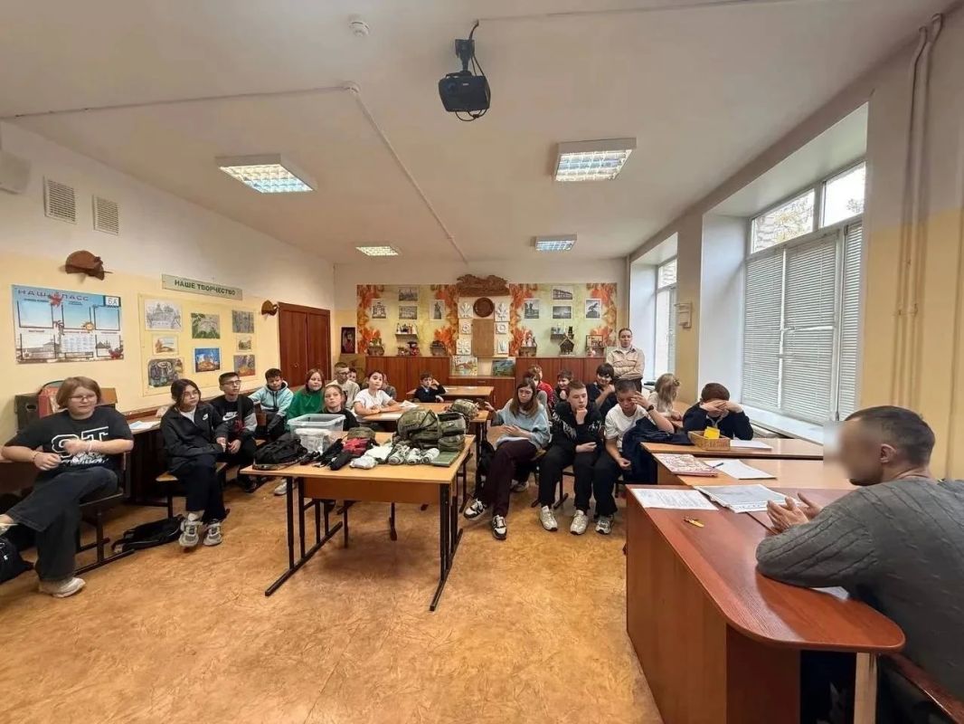 В школе № 8 прошёл урок мужества, приуроченный ко Дню учителя В школе № 8 прошёл урок мужества, приуроченный ко Дню учителя