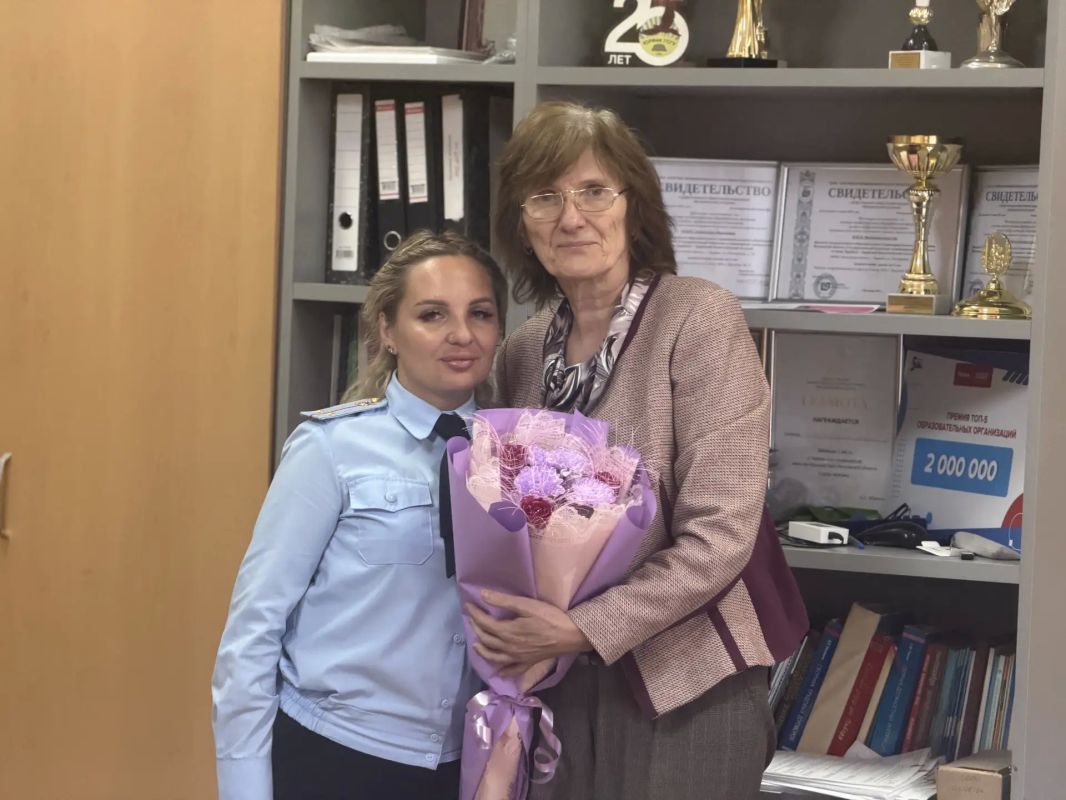 Уважаемая Галина Юрьевна! С Днём учителя!
