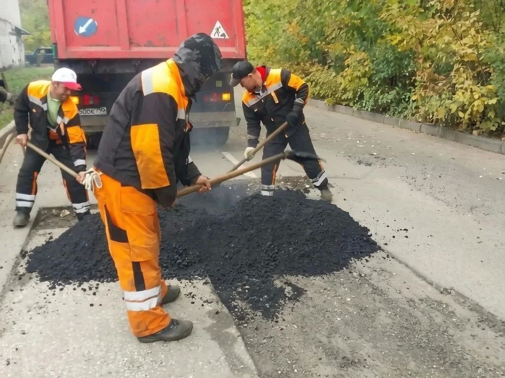 За выходные дни сотрудники городского предприятия «Автобытдор» провели ремонт дорожного полотна на дорогах и дворовых проездах по следующим адресам: