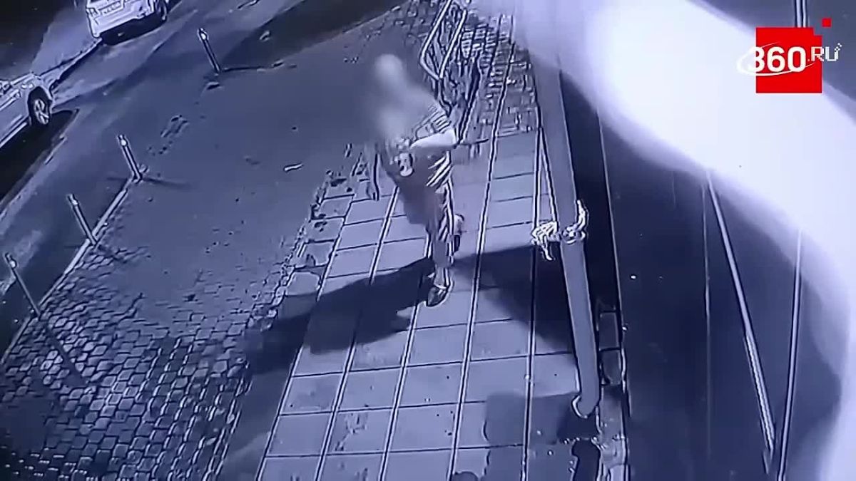 #СМИоНас. Необычный визит на Новомолоковском бульваре: мужчина проник на охраняемый объект через чёрный вход, выпил алкоголь прямо в магазине и решил прихватить с собой 6 бутылок белого Чем закончилось ночное приключение...