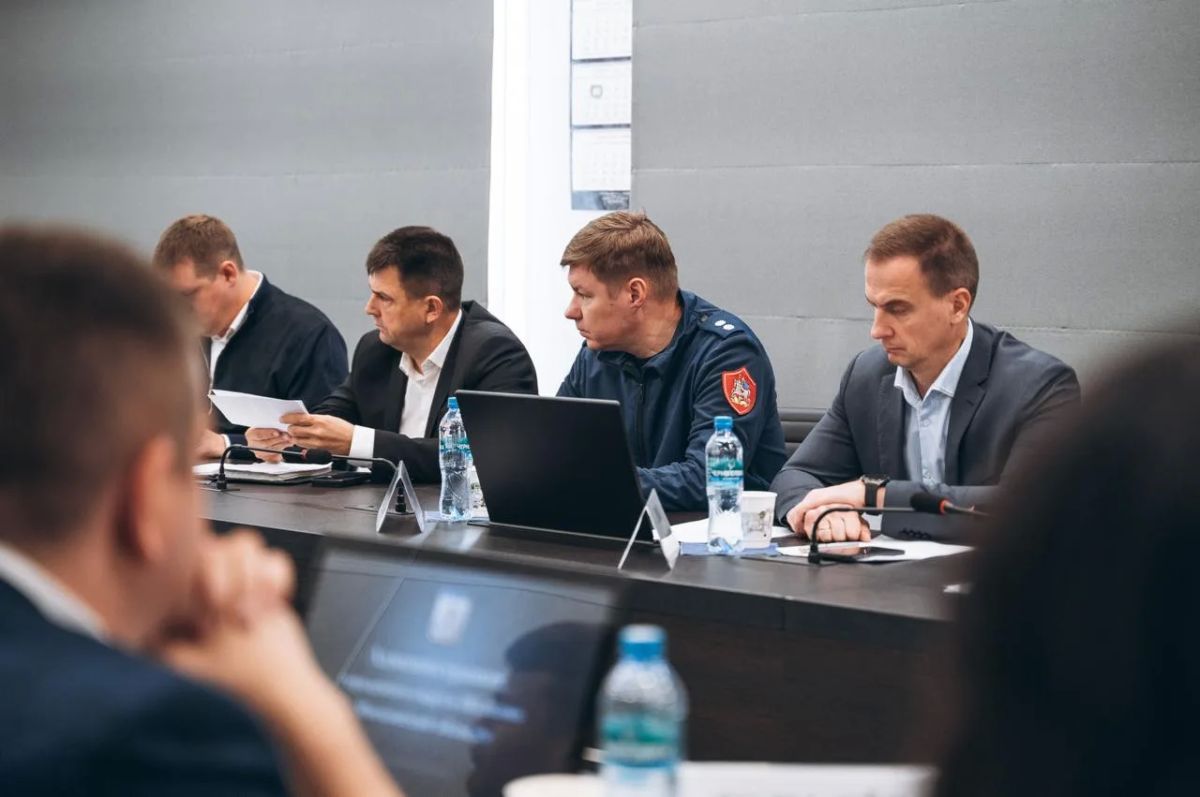 Провёл еженедельное оперативное совещание Провёл еженедельное оперативное совещание