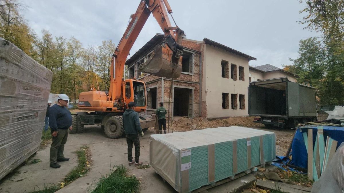 К прокладке внутренних коммуникаций приступили рабочие в рамках капремонта ДШИ №3 в Люберцах