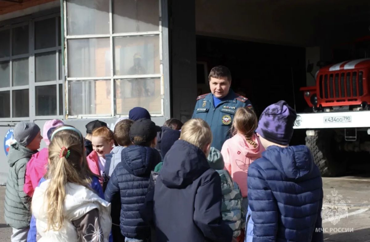 В Лобне юные жители познакомились с буднями огнеборцев: в 82-й пожарно-спасательной части прошла экскурсия В Лобне юные жители познакомились с буднями огнеборцев: в 82-й пожарно-спасательной части прошла экскурсия