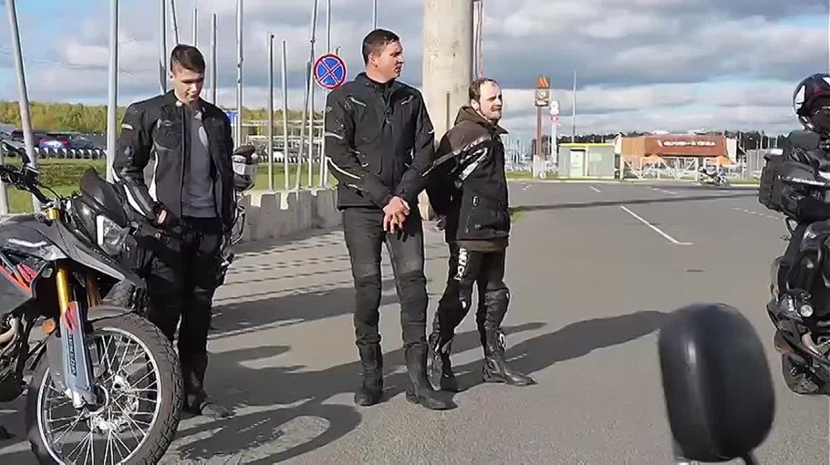 От Центрального парка культуры и отдыха до торгового центра «Пушкино Парк»: в минувшие выходные участники местного отделения мотоклуба «Ночные волки» устроили прощальный, пятикилометровый пробег в честь окончания сезона