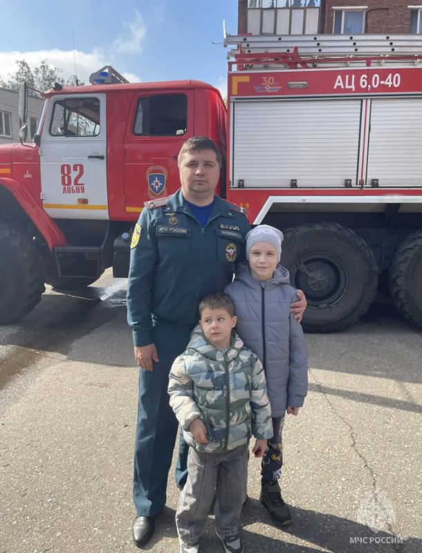 В Лобне юные жители познакомились с буднями огнеборцев: в 82-й пожарно-спасательной части прошла экскурсия В Лобне юные жители познакомились с буднями огнеборцев: в 82-й пожарно-спасательной части прошла экскурсия