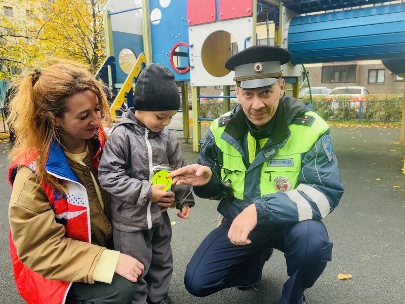 Сотрудники Госавтоинспекции совместно с волонтерами и представителями администрации округа провели профилактические беседы с детьми и их родителями по соблюдению Правил дорожного движения на дворовых территориях Сотрудники Госавтоинспекции совместно с волонтерами и представителями администрации округа провели профилактические беседы с детьми и их родителями по соблюдению Правил дорожного движения на дворовых территориях