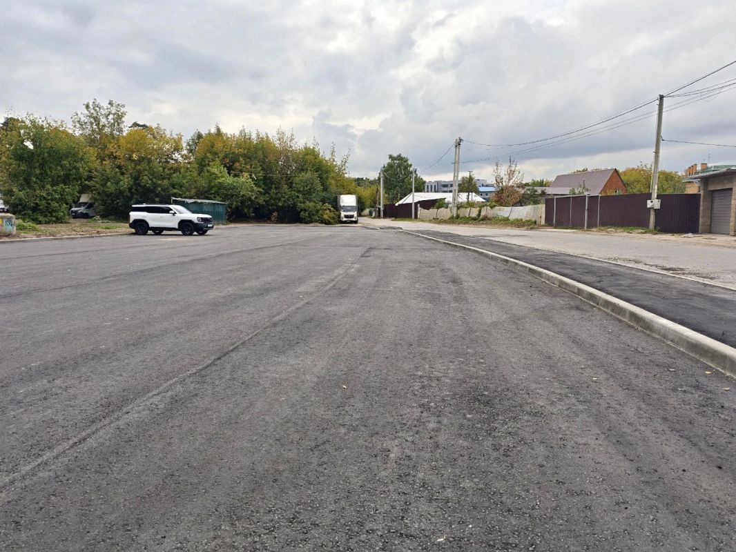 Строительство нового тротуара и парковки завершили в поселке Люберец Строительство нового тротуара и парковки завершили в поселке Люберец