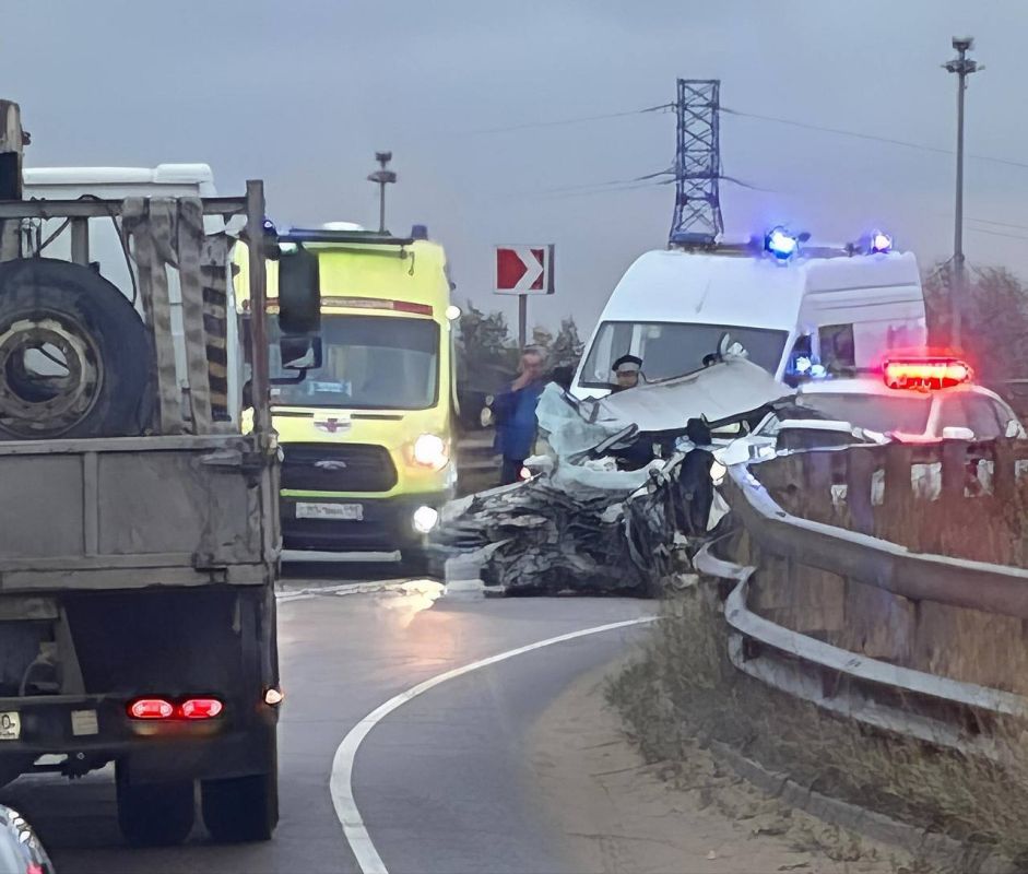 Крышу пришлось срезать: Lada влетела в автобус в Раменском округе