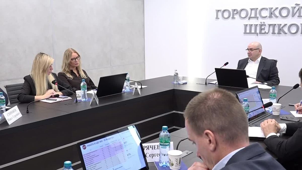 Провёл еженедельное оперативное совещание