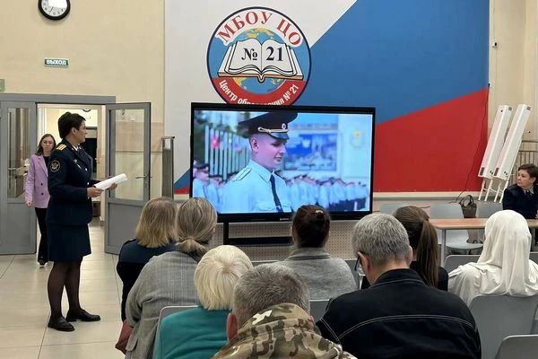 Сотрудники следственного изолятора № 11 побывали на родительском собрании в МБОУ «Центр образования № 21»