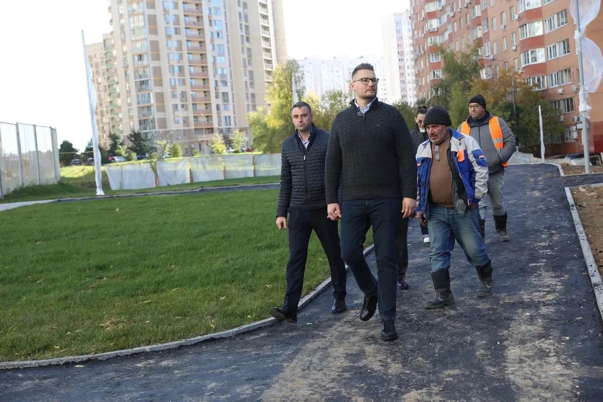 Продолжается благоустройство бульвара у школы №11 и сквера за Физтех-колледжем Продолжается благоустройство бульвара у школы №11 и сквера за Физтех-колледжем