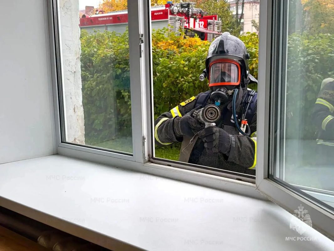 Пожарные провели учения в Краснозаводской школе №7 Пожарные провели учения в Краснозаводской школе №7
