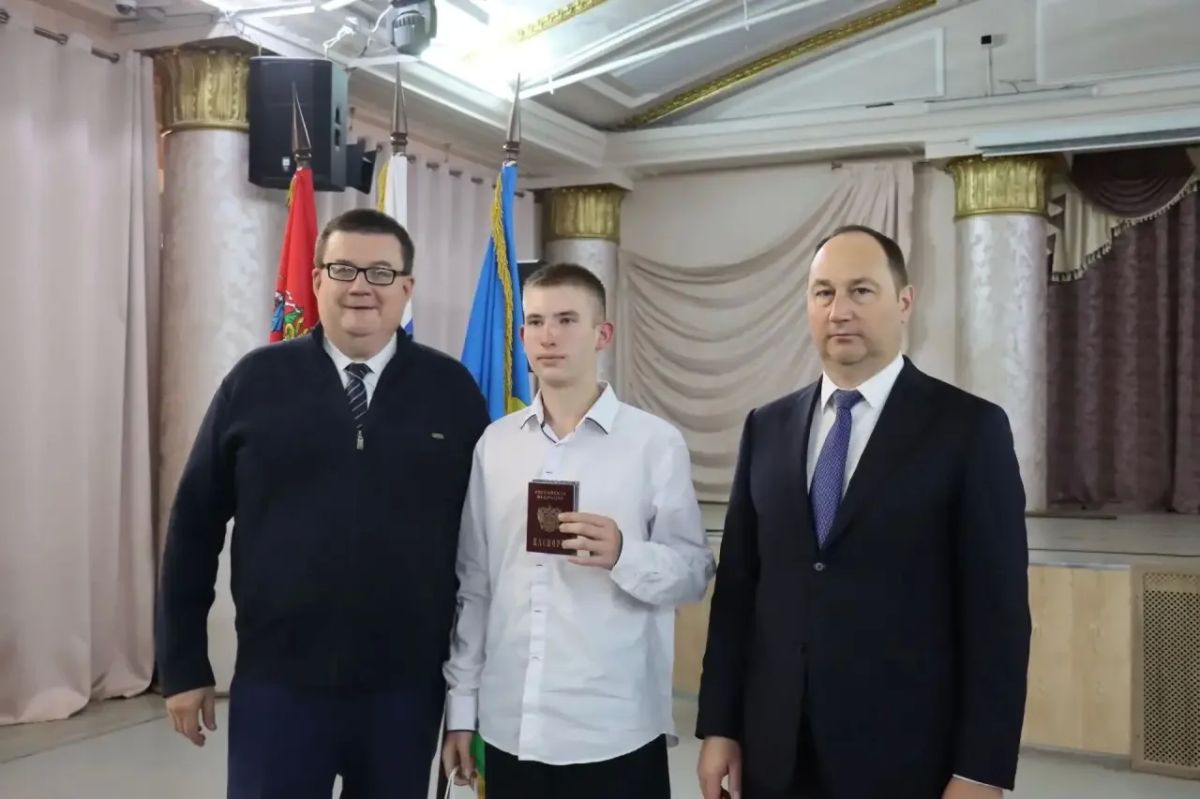 Сергей Мужальских: Вместе с депутатом Московской областной Думы Андреем Голубевым поздравили 16 юных жителей нашего округа, которым исполнилось 14 лет, с получением первого паспорта гражданина Российской Федерации Сергей Мужальских: Вместе с депутатом Московской областной Думы Андреем Голубевым поздравили 16 юных жителей нашего округа, которым исполнилось 14 лет, с получением первого паспорта гражданина Российской Федерации