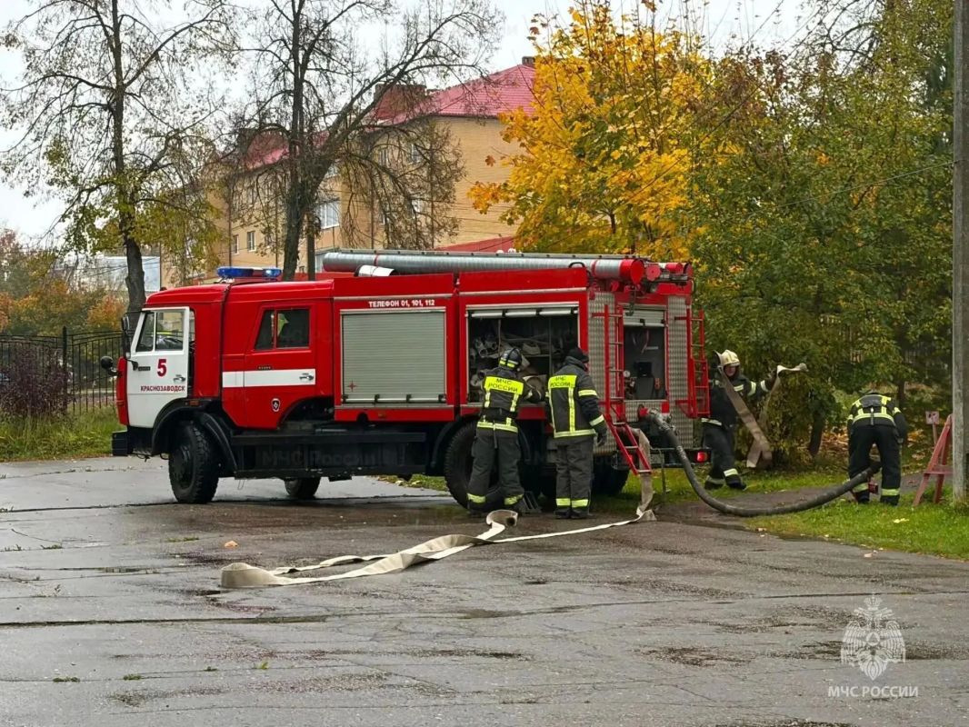 Пожарные провели учения в Краснозаводской школе №7 Пожарные провели учения в Краснозаводской школе №7