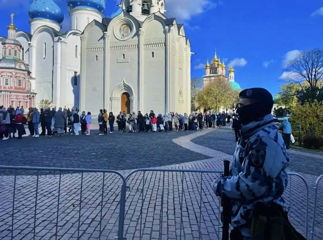 Росгвардейцы обеспечили безопасность праздничного богослужения в Троице-Сергиевой Лавре Росгвардейцы обеспечили безопасность праздничного богослужения в Троице-Сергиевой Лавре
