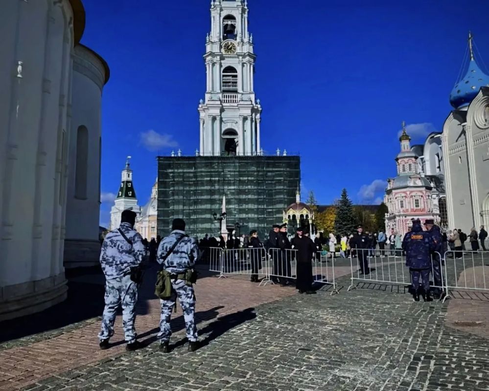 Росгвардейцы обеспечили безопасность праздничного богослужения в Троице-Сергиевой Лавре Росгвардейцы обеспечили безопасность праздничного богослужения в Троице-Сергиевой Лавре