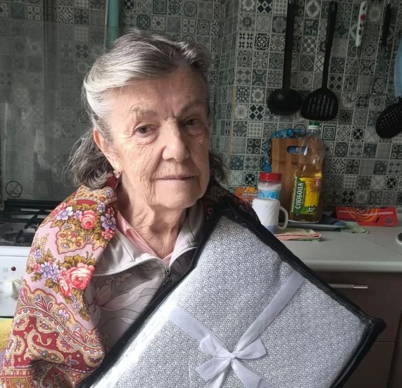 Согреваем теплом и заботой: в Долгопрудном 150 жителей серебряного возраста получили пледы в подарок
