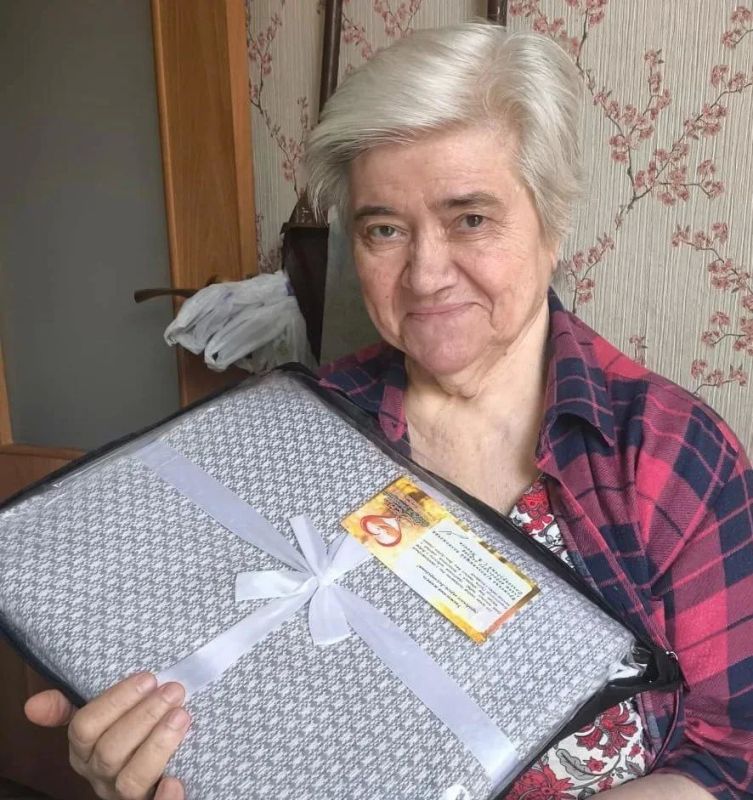 Согреваем теплом и заботой: в Долгопрудном 150 жителей серебряного возраста получили пледы в подарок Согреваем теплом и заботой: в Долгопрудном 150 жителей серебряного возраста получили пледы в подарок