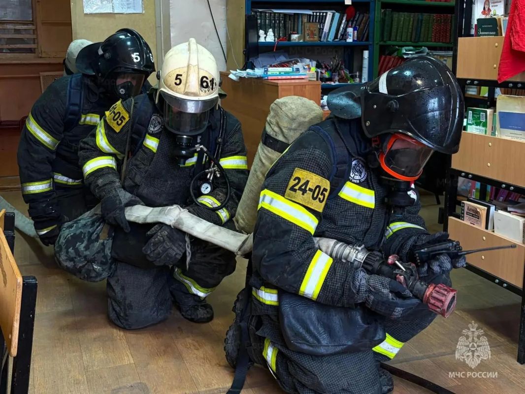 Пожарные провели учения в Краснозаводской школе №7 Пожарные провели учения в Краснозаводской школе №7