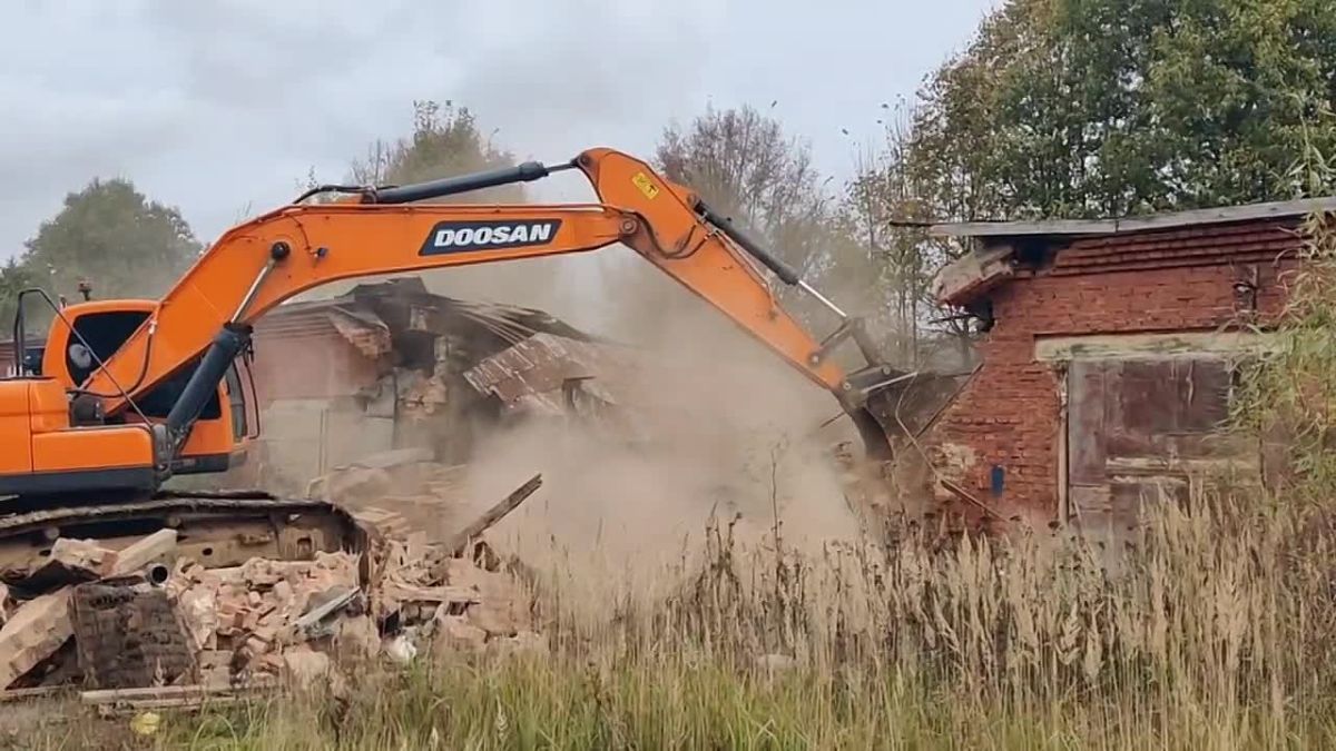 В городском округе Подольск сносят полуразрушенные бывшие мастерские
