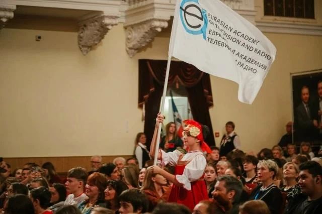 Главным символом ХХХ Международного фестиваля «Братина» станет уникальная фарфоровая чаша, созданная мастером Михаилом Бывших в туристическом кластере «Посадская усадьба» Главным символом ХХХ Международного фестиваля «Братина» станет уникальная фарфоровая чаша, созданная мастером Михаилом Бывших в туристическом кластере «Посадская усадьба»
