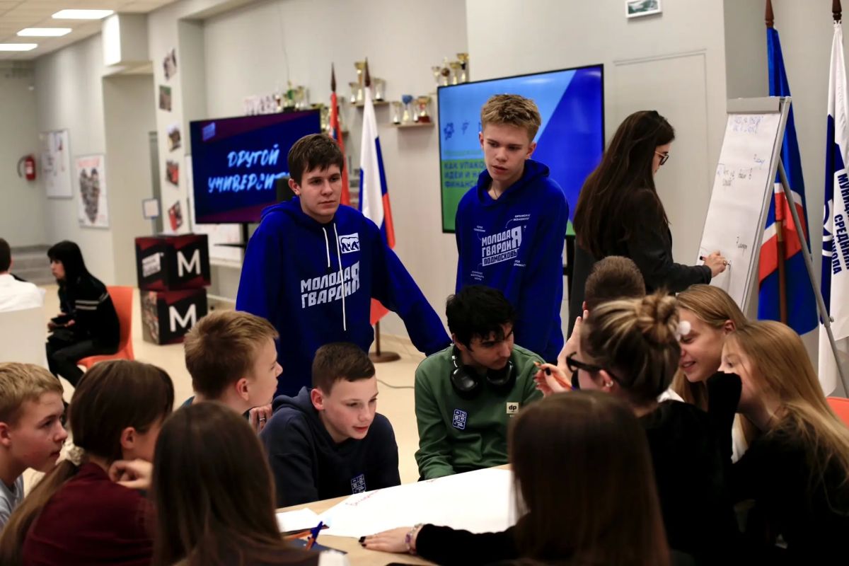 Игорь Трифонов: В школе №1 проходит молодёжный проектный форум «Другой Университет», который организовала команда королёвского отделения Молодой Гвардии Единой России Игорь Трифонов: В школе №1 проходит молодёжный проектный форум «Другой Университет», который организовала команда королёвского отделения Молодой Гвардии Единой России
