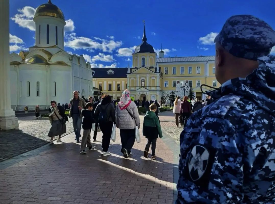 Росгвардейцы обеспечили безопасность праздничного богослужения в Троице-Сергиевой Лавре Росгвардейцы обеспечили безопасность праздничного богослужения в Троице-Сергиевой Лавре