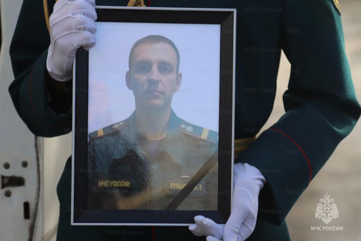 В Подмосковье состоялось прощание с героем, погибшим при исполнении служебного долга В Подмосковье состоялось прощание с героем, погибшим при исполнении служебного долга