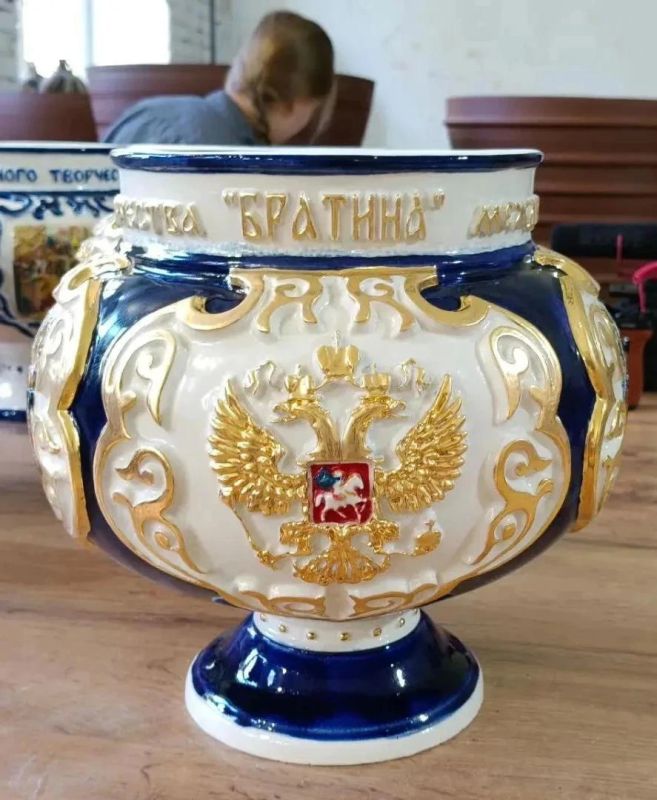 Главным символом ХХХ Международного фестиваля «Братина» станет уникальная фарфоровая чаша, созданная мастером Михаилом Бывших в туристическом кластере «Посадская усадьба»