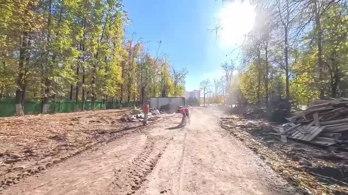 Сквер «Журавли» в Ивантеевке преобразился, а скоро новый облик приобретёт пешеходная улица у Образовательного центра №5. Она станет своего рода стилистическим продолжением сквера