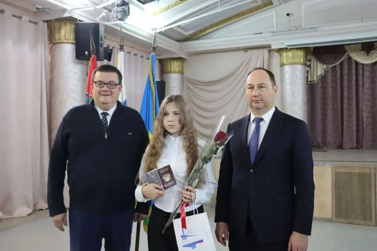 Сергей Мужальских: Вместе с депутатом Московской областной Думы Андреем Голубевым поздравили 16 юных жителей нашего округа, которым исполнилось 14 лет, с получением первого паспорта гражданина Российской Федерации Сергей Мужальских: Вместе с депутатом Московской областной Думы Андреем Голубевым поздравили 16 юных жителей нашего округа, которым исполнилось 14 лет, с получением первого паспорта гражданина Российской Федерации