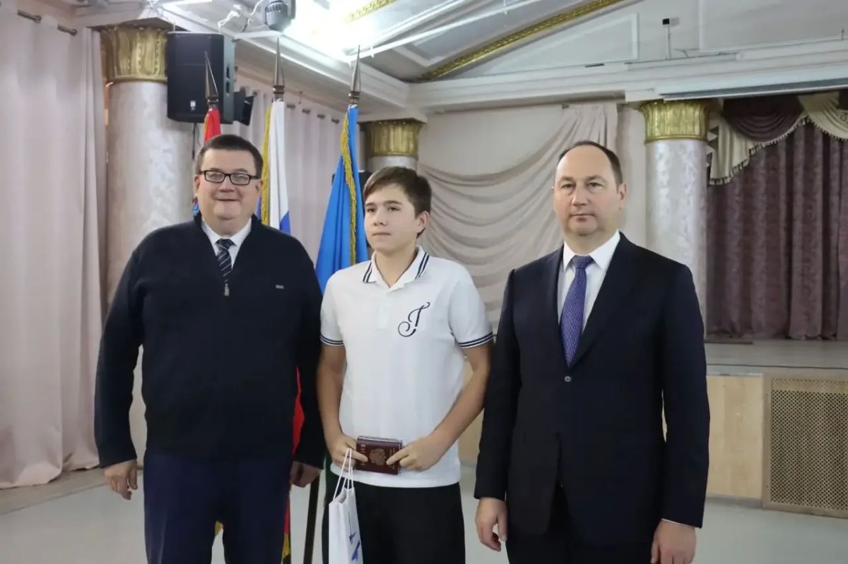 Сергей Мужальских: Вместе с депутатом Московской областной Думы Андреем Голубевым поздравили 16 юных жителей нашего округа, которым исполнилось 14 лет, с получением первого паспорта гражданина Российской Федерации Сергей Мужальских: Вместе с депутатом Московской областной Думы Андреем Голубевым поздравили 16 юных жителей нашего округа, которым исполнилось 14 лет, с получением первого паспорта гражданина Российской Федерации