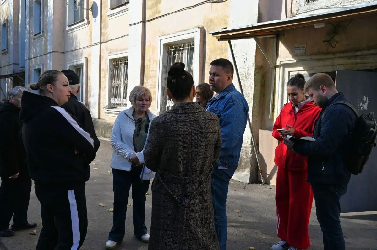 Заместитель главы Городского округа Серпухов Дмитрий Новиков провёл встречу с жителями дома № 41 по ул. Химиков. Главная цель таких встреч — быть рядом с людьми, слышать их проблемы и решать их сообща, проявляя заботу и... Заместитель главы Городского округа Серпухов Дмитрий Новиков провёл встречу с жителями дома № 41 по ул. Химиков. Главная цель таких встреч — быть рядом с людьми, слышать их проблемы и решать их сообща, проявляя заботу и...