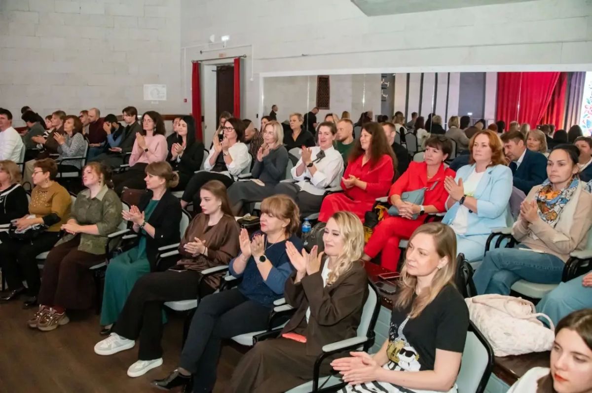 Татьяна Витушева: В зале молодёжного центра «МИР» поздравила работников дополнительного образования муниципального округа Истра с профессиональным праздником Татьяна Витушева: В зале молодёжного центра «МИР» поздравила работников дополнительного образования муниципального округа Истра с профессиональным праздником