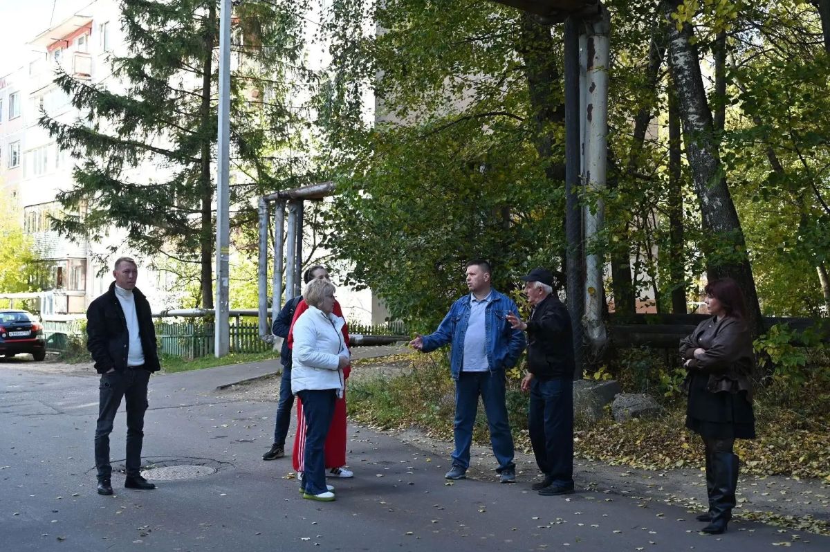 Заместитель главы Городского округа Серпухов Дмитрий Новиков провёл встречу с жителями дома № 41 по ул. Химиков. Главная цель таких встреч — быть рядом с людьми, слышать их проблемы и решать их сообща, проявляя заботу и... Заместитель главы Городского округа Серпухов Дмитрий Новиков провёл встречу с жителями дома № 41 по ул. Химиков. Главная цель таких встреч — быть рядом с людьми, слышать их проблемы и решать их сообща, проявляя заботу и...