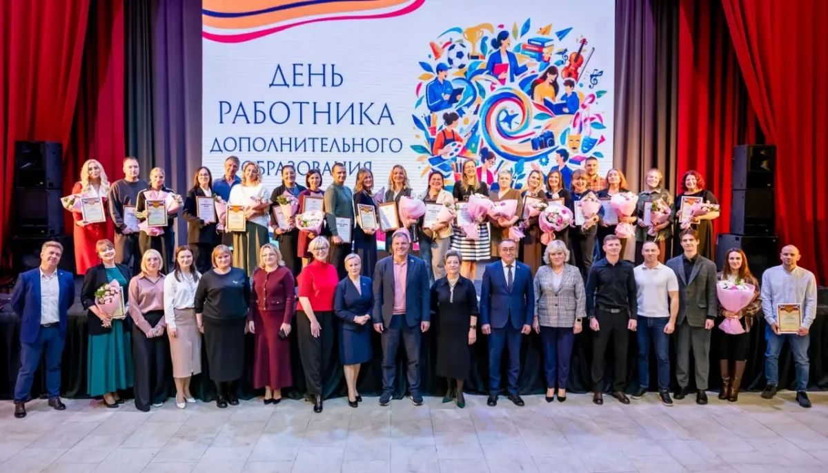 Татьяна Витушева: В зале молодёжного центра «МИР» поздравила работников дополнительного образования муниципального округа Истра с профессиональным праздником Татьяна Витушева: В зале молодёжного центра «МИР» поздравила работников дополнительного образования муниципального округа Истра с профессиональным праздником