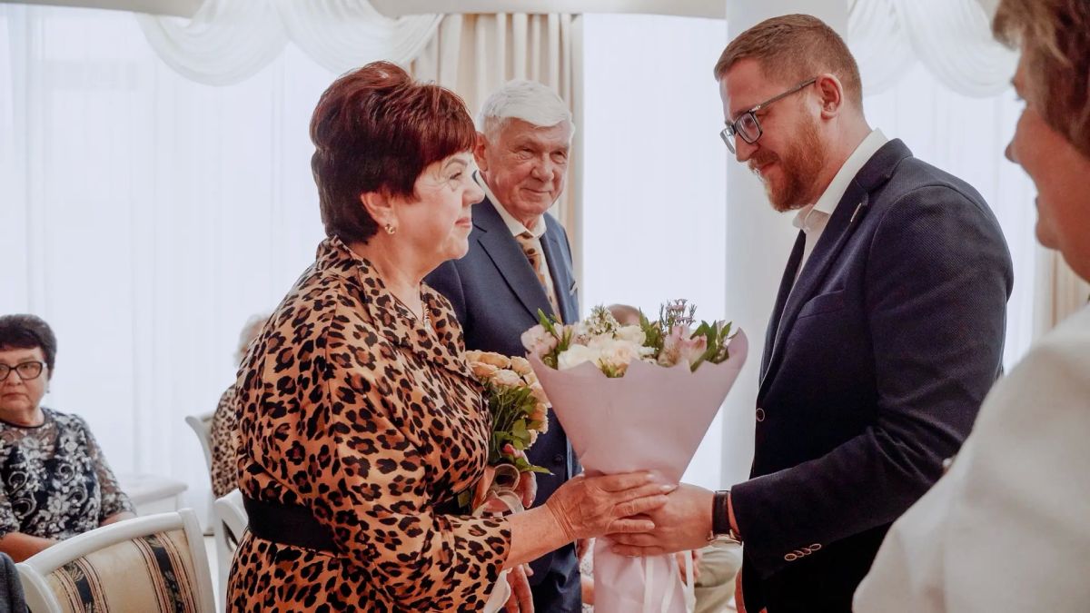 Горько! . Обычно это слово звучит в стенах ЗАГСА, когда рождается новая семья Горько! . Обычно это слово звучит в стенах ЗАГСА, когда рождается новая семья