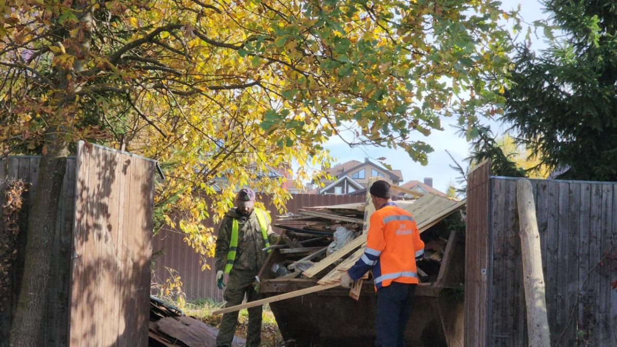 В Сафонтьево под Истрой после атаки БПЛА расчищают дворы от обломков