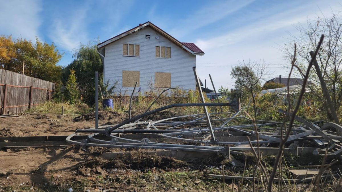 В Сафонтьево под Истрой после атаки БПЛА расчищают дворы от обломков В Сафонтьево под Истрой после атаки БПЛА расчищают дворы от обломков