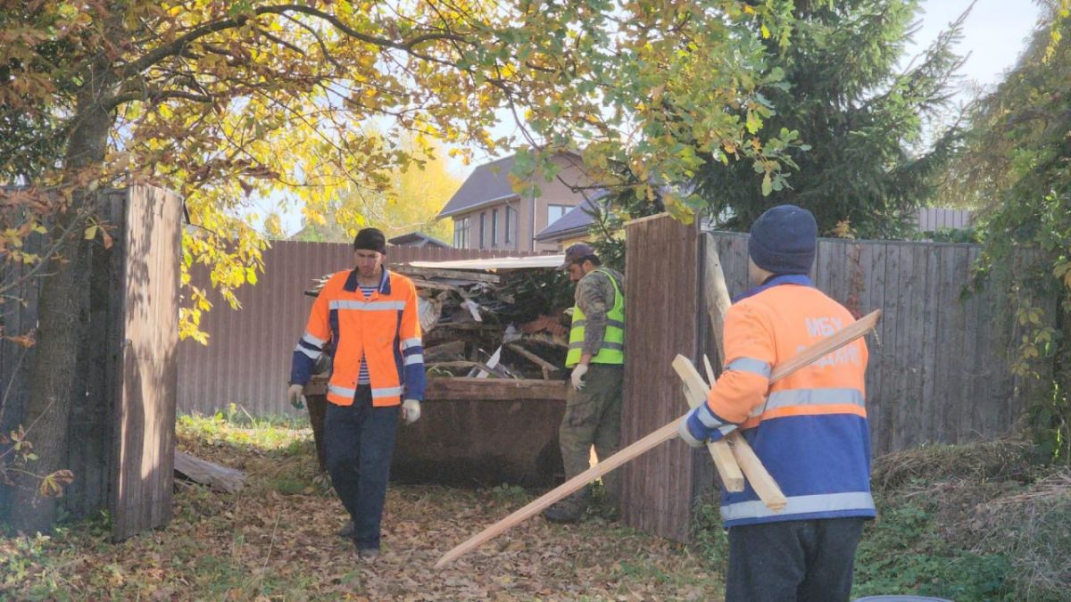 В Сафонтьево под Истрой после атаки БПЛА расчищают дворы от обломков В Сафонтьево под Истрой после атаки БПЛА расчищают дворы от обломков