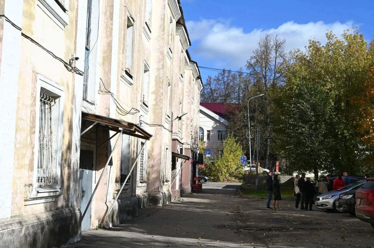 Заместитель главы Городского округа Серпухов Дмитрий Новиков провёл встречу с жителями дома № 41 по ул. Химиков. Главная цель таких встреч — быть рядом с людьми, слышать их проблемы и решать их сообща, проявляя заботу и... Заместитель главы Городского округа Серпухов Дмитрий Новиков провёл встречу с жителями дома № 41 по ул. Химиков. Главная цель таких встреч — быть рядом с людьми, слышать их проблемы и решать их сообща, проявляя заботу и...