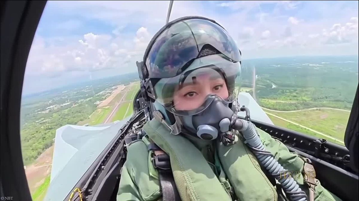 Королева Таиланда самостоятельно подняла в воздух истребитель: