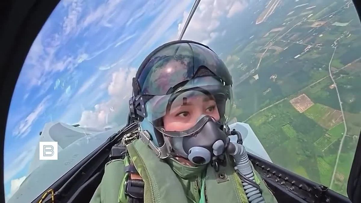 Королева Таиланда Сутхида Вачиралонгкорн совершила свой первый одиночный полет на боевом истребителе JAS 39C Gripen, передает The Nation