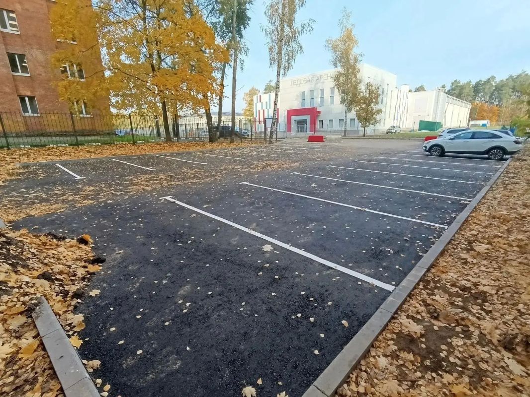 В рамках муниципального контракта завершены работы по устройству парковки возле детского сада №35, расположенного по адресу: г. Ногинск, ул. Климова, д. 48Б. Подрядная организация выполнила асфальтирование территории и...