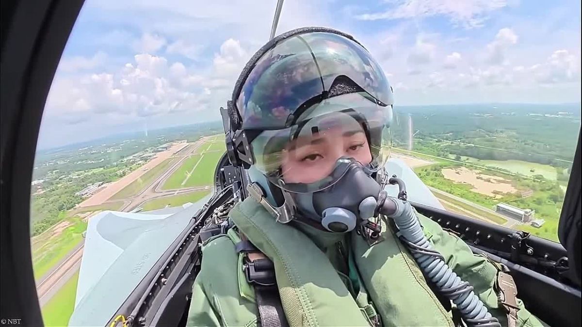 Королева Таиланда села за штурвал боевого истребителя
