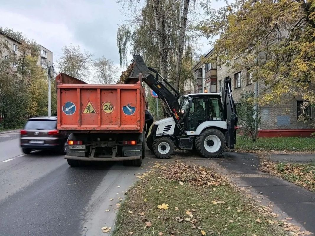 Комплексную уборку дорог и тротуаров проводят в Люберцах Комплексную уборку дорог и тротуаров проводят в Люберцах