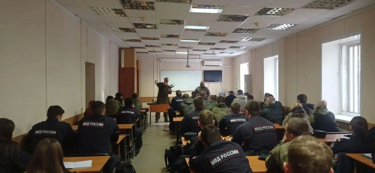 Инструкторы Центра поддержки участников СВО и членов их семей Богородского городского округа — представители Гражданской группы НВП «50/50» (позывные Лион и Печник) — по приглашению Учебного центра ГИБДД ГУ МВД России по... Инструкторы Центра поддержки участников СВО и членов их семей Богородского городского округа — представители Гражданской группы НВП «50/50» (позывные Лион и Печник) — по приглашению Учебного центра ГИБДД ГУ МВД России по...
