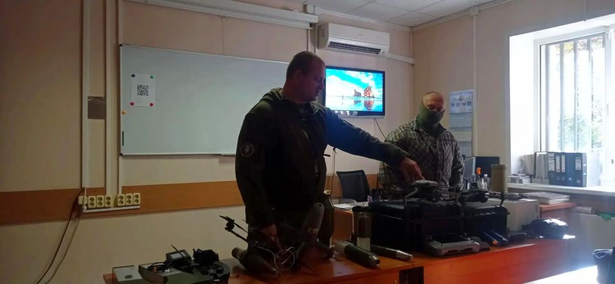 Инструкторы Центра поддержки участников СВО и членов их семей Богородского городского округа — представители Гражданской группы НВП «50/50» (позывные Лион и Печник) — по приглашению Учебного центра ГИБДД ГУ МВД России по... Инструкторы Центра поддержки участников СВО и членов их семей Богородского городского округа — представители Гражданской группы НВП «50/50» (позывные Лион и Печник) — по приглашению Учебного центра ГИБДД ГУ МВД России по...