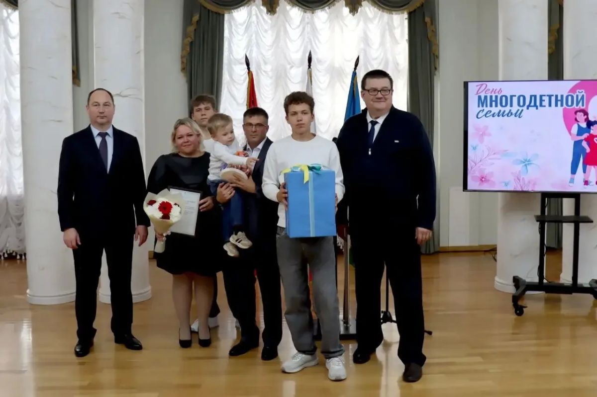 Сергей Мужальских: Поздравил многодетные семьи с наступающим праздником Сергей Мужальских: Поздравил многодетные семьи с наступающим праздником