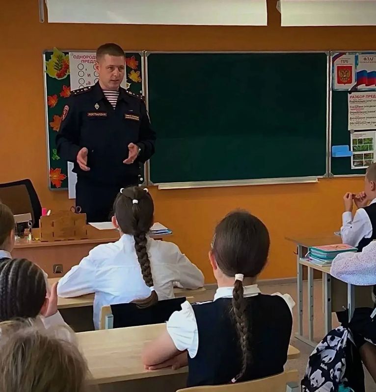 Росгвардейцы провели урок безопасности для школьников в Подмосковье Росгвардейцы провели урок безопасности для школьников в Подмосковье